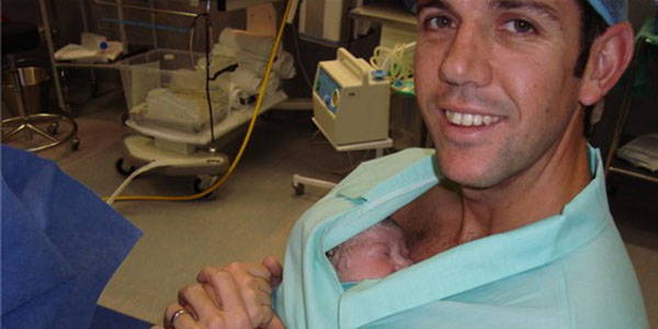 Pele a pele com o pai: todos os benefícios para bebês (prematuros e não)