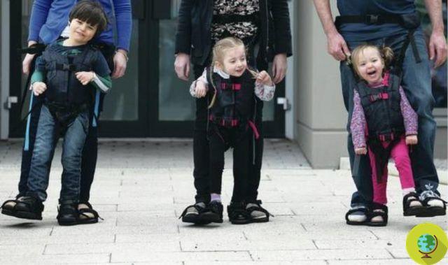 Crianças com deficiência: agora podem andar graças a um arnês