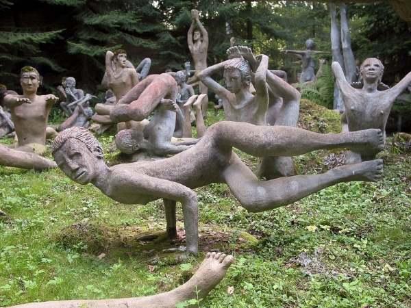 The creative park where sculptures practice yoga (PHOTO)