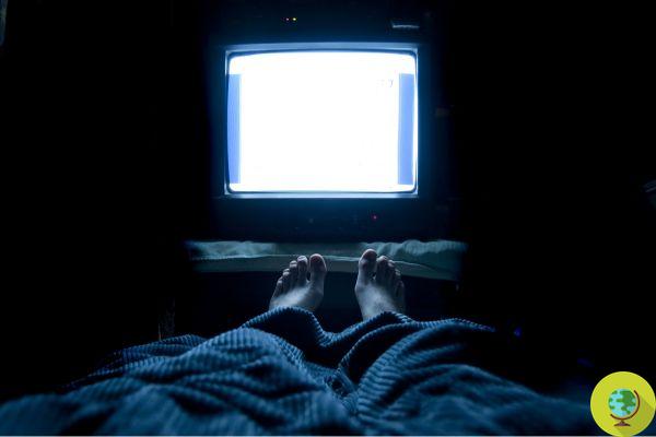 Dormir con la tele y las luces encendidas engorda