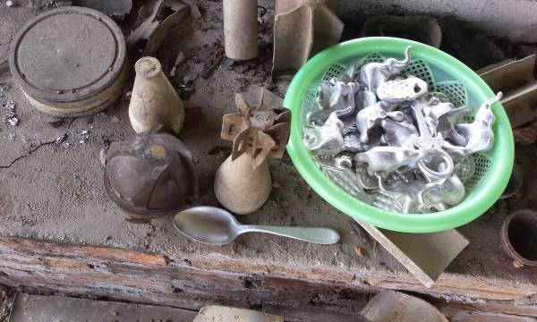 A garota do Laos que cria colheres e joias com bombas não detonadas