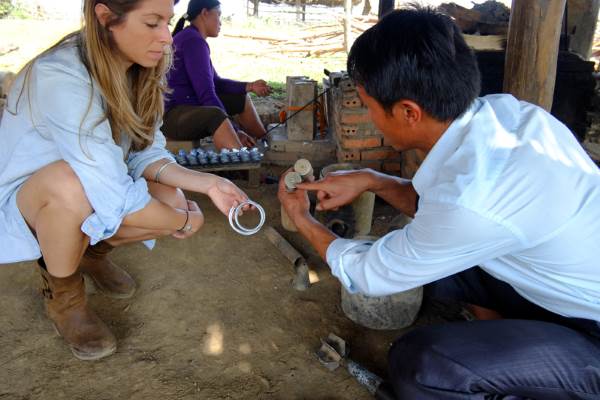 A garota do Laos que cria colheres e joias com bombas não detonadas