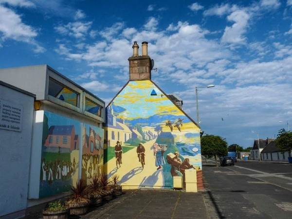 Street art : Invergordon, la cité pétrolière réaménagée grâce aux couleurs
