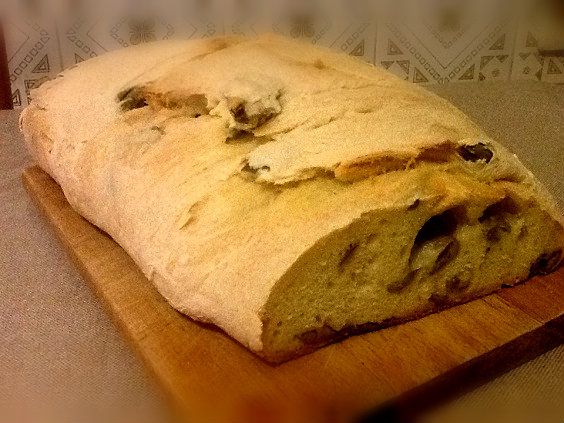 Sourdough: we prepare green olive bread