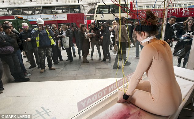 Vivissecção, o horror dos testes cosméticos em animais na janela: menina torturada por dez horas