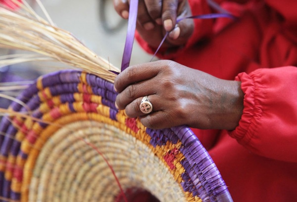 Les merveilleux lustres en PET faits à la main par des femmes africaines (PHOTO)