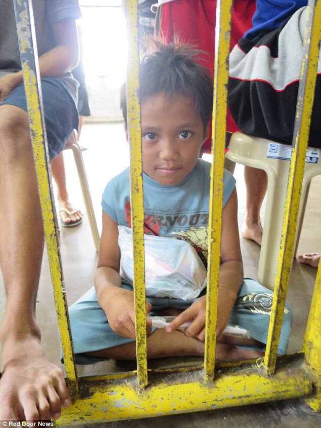 Crianças trancadas e acorrentadas. Ruas limpas para a visita do Papa às Filipinas (STRONG IMAGES)