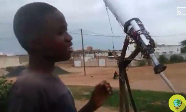 Ce gamin du Sénégal a construit son télescope avec des canettes, du carton et du fil de fer