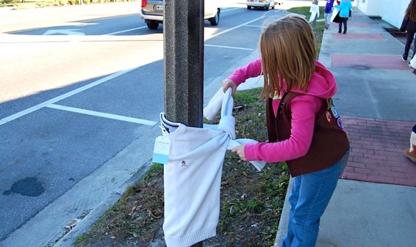 Casacos e camisolas amarrados a postes de luz, a ideia das crianças para aquecer os sem-abrigo (FOTO)