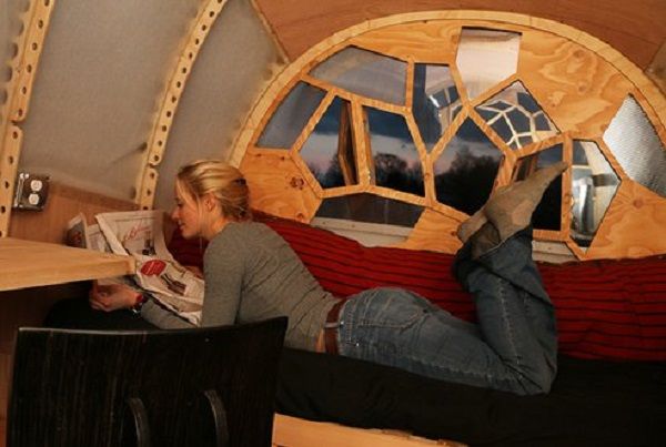 Otis: the transportable micro-house built by students (VIDEO)