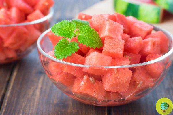 Como cortar uma melancia inteira em cubos em menos de um minuto