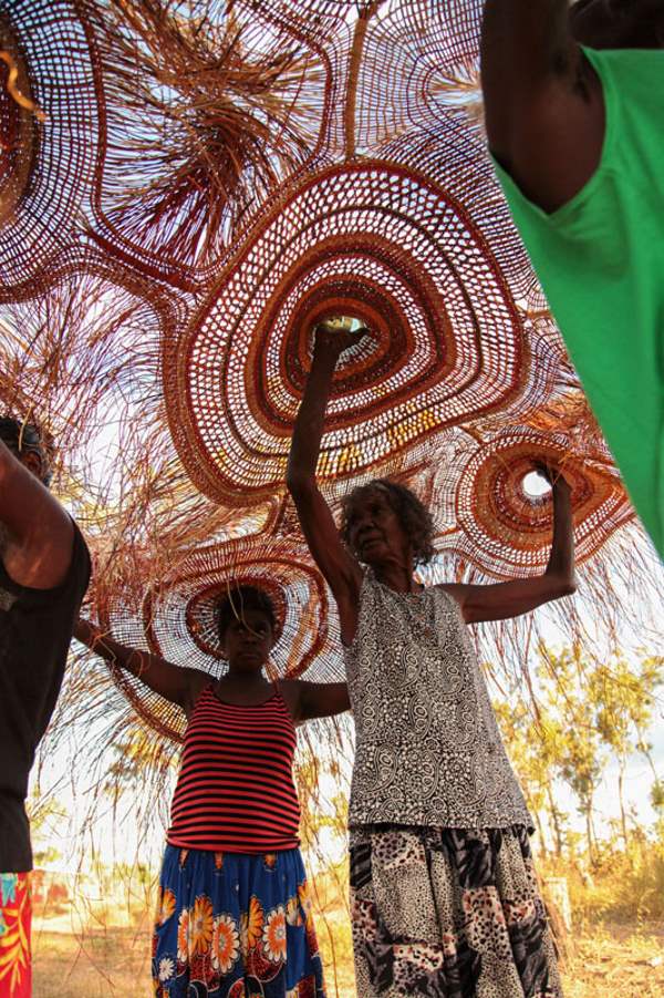 The beautiful recycled plastic lamps of the indigenous Australians