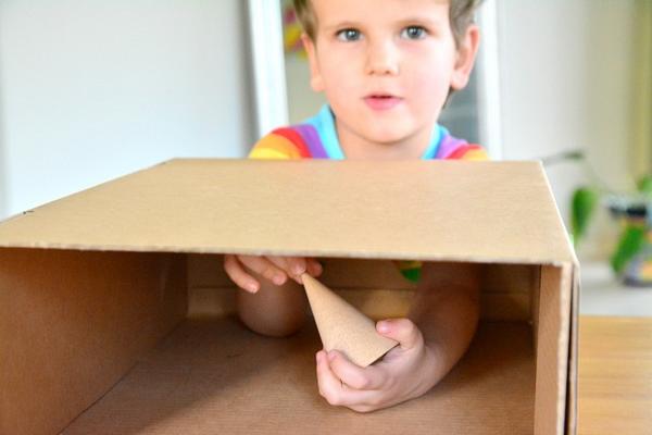 Método Montessori: a caixa misteriosa faça você mesmo para aprender a reconhecer objetos