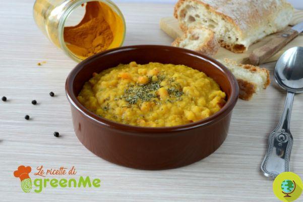 Dahl de lentilhas, a receita da sopa indiana com açafrão, gengibre e curry