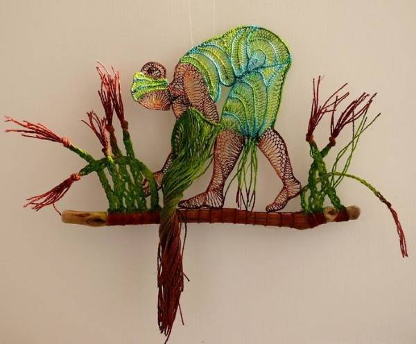 L'artiste qui crée des sculptures extraordinaires en associant la dentelle au bois (PHOTO)