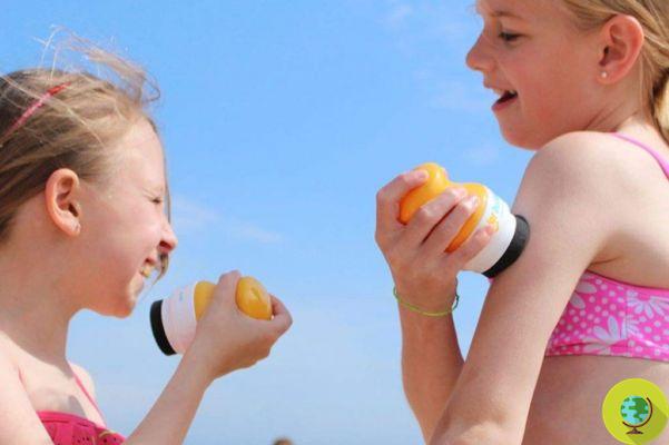Putting sunscreen on children has never been easier thanks to this ingenious gimmick