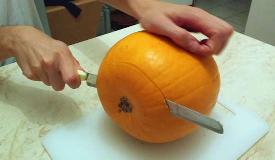 Halloween : comment tailler la citrouille pour en faire une lanterne (PHOTO)