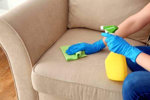 Comment nettoyer et enlever les taches du canapé amovible