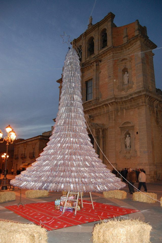 Árvores de Natal feitas de garrafas plásticas recicladas