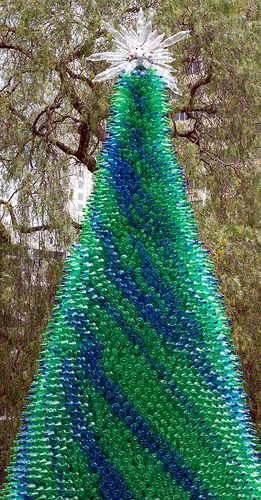 Arbolitos de navidad hechos con botellas de plastico recicladas