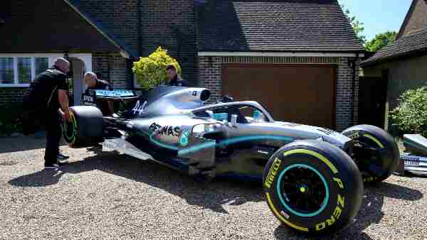 Hamilton lleva su auto de F1 a la casa de un niño con una enfermedad terminal