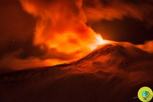Etna volta a encantar com erupção espetacular à noite