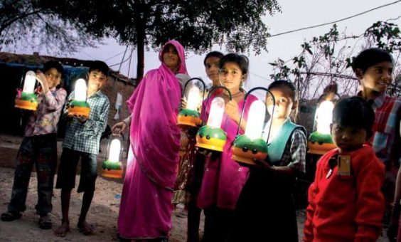 India: las lámparas solares LED iluminan a XNUMX millones de personas