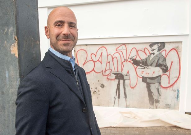 'O Pintor' voltou à cidade! O mural de Banksy escondido pelos andaimes por um ano está de volta à vista