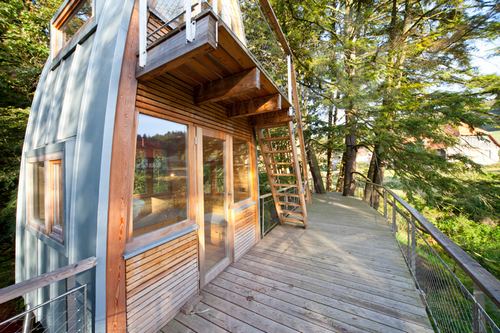 Treehouse: Solling, the tree house that rises above the pond like a stilt house