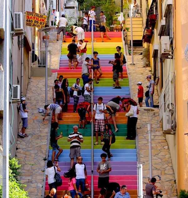 Escadas do arco-íris: a guerra urbana de Instabul que enlouquece a web (VÍDEO)