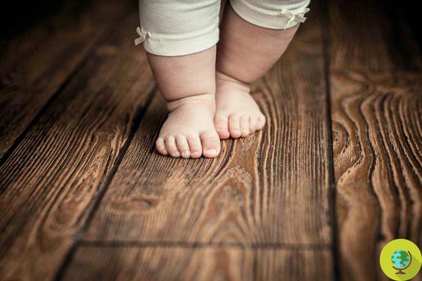 Enfants pieds nus : les nombreux avantages pour les enfants de marcher pieds nus sans chaussures