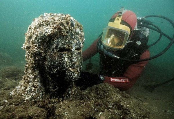 The Atlantis of Egypt: gigantic statues, ancient jewels and stems rested at the bottom of the sea