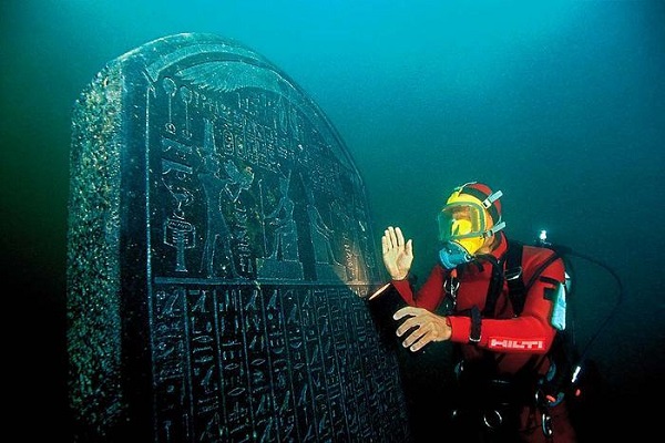 The Atlantis of Egypt: gigantic statues, ancient jewels and stems rested at the bottom of the sea