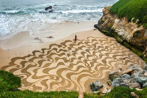 Huge beaches instead of canvases, the wonderful drawings made with grains of sand