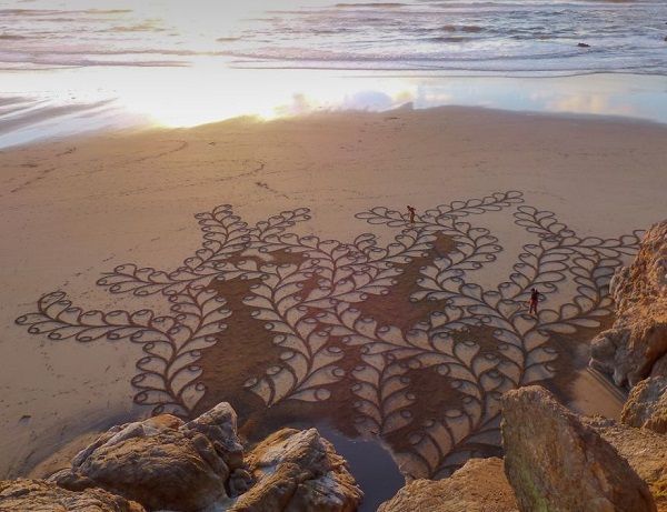 Enormes playas en vez de lienzos, los maravillosos dibujos hechos con granos de arena