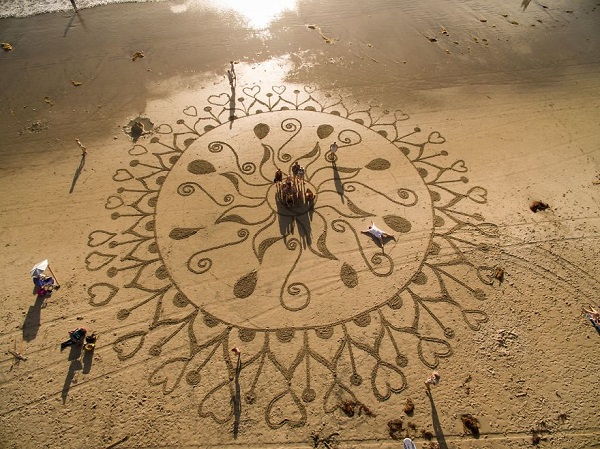 D'immenses plages au lieu de toiles, les merveilleux dessins faits avec des grains de sable