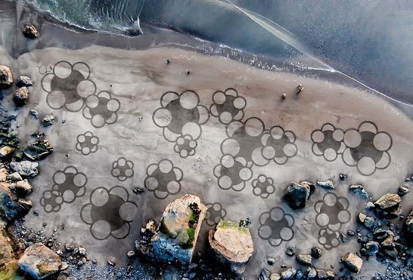 Praias enormes em vez de telas, os desenhos maravilhosos feitos com grãos de areia