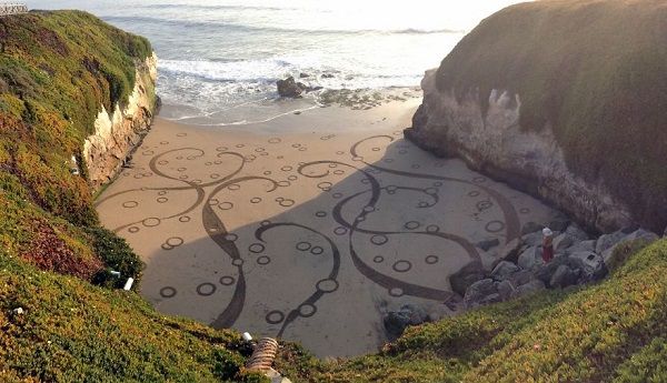 Enormes playas en vez de lienzos, los maravillosos dibujos hechos con granos de arena