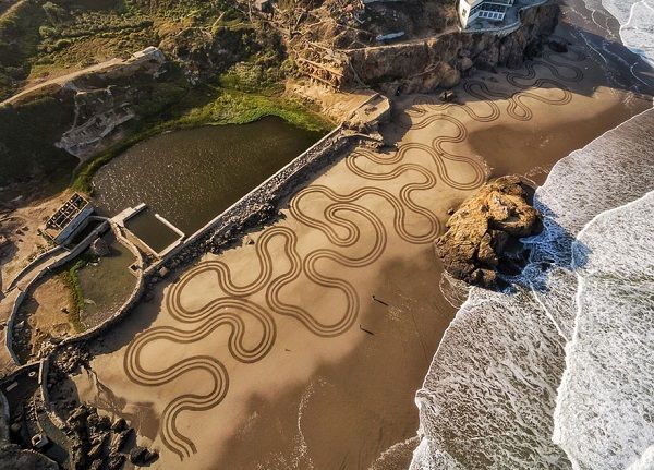 Praias enormes em vez de telas, os desenhos maravilhosos feitos com grãos de areia