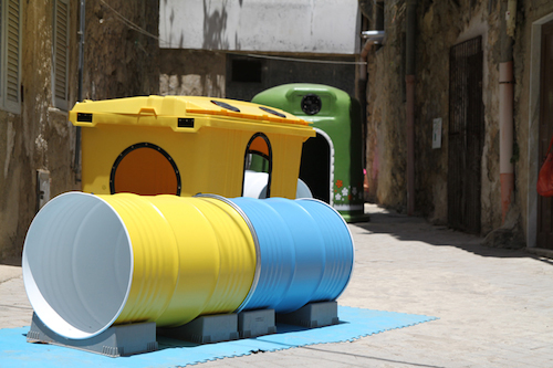 Low Cost Design Park: el parque infantil de los cubos de basura para concienciar sobre el reciclaje
