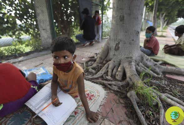 O casal indiano que dá aulas na rua para crianças pobres ficou sem escola devido à pandemia