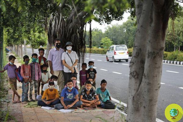 La pareja india que da lecciones en la calle a niños pobres que se quedaron sin colegio por la pandemia