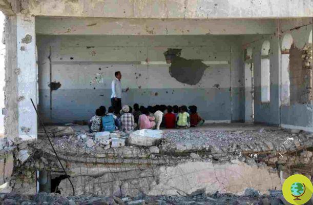 Primeiro dia de aula no Iêmen, as imagens que jogam o horror da guerra em nossos rostos
