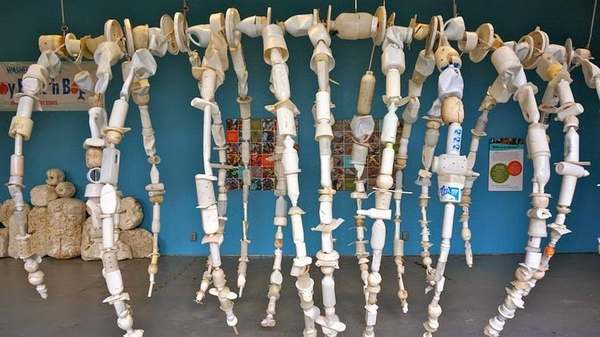 As gigantescas esculturas de plástico feitas com resíduos de praias e oceanos (FOTO e VÍDEO)