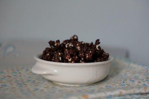 Chocolate popcorn: how to prepare them at home
