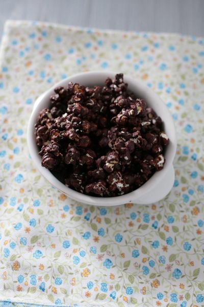 Chocolate popcorn: how to prepare them at home