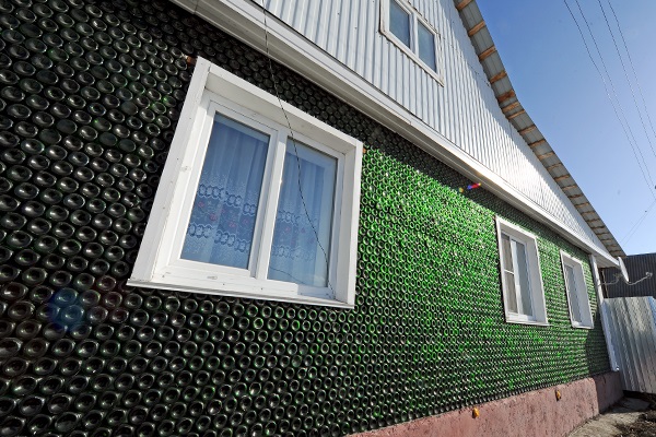 In Russia, the house built by reusing 12 thousand bottles of champagne