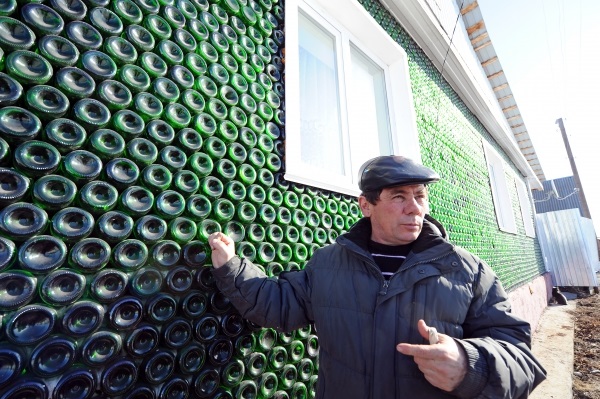 En Rusia, la casa construida con la reutilización de 12 mil botellas de champán