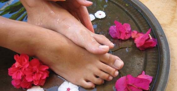 Cracked Heels: 12 Natural Remedies That Really Work