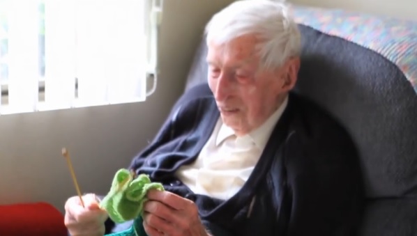Avô mais velho da Austrália tricota para cobrir pinguins feridos